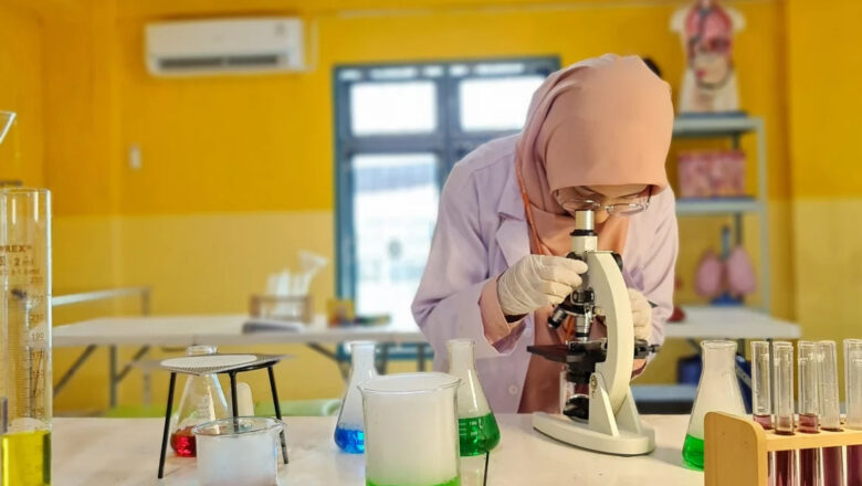 macam alat pada laboratorium sekolah (oleh AI)