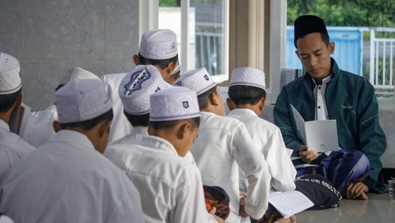 Pondok pesantren dalam pandangan umum (oleh AI)