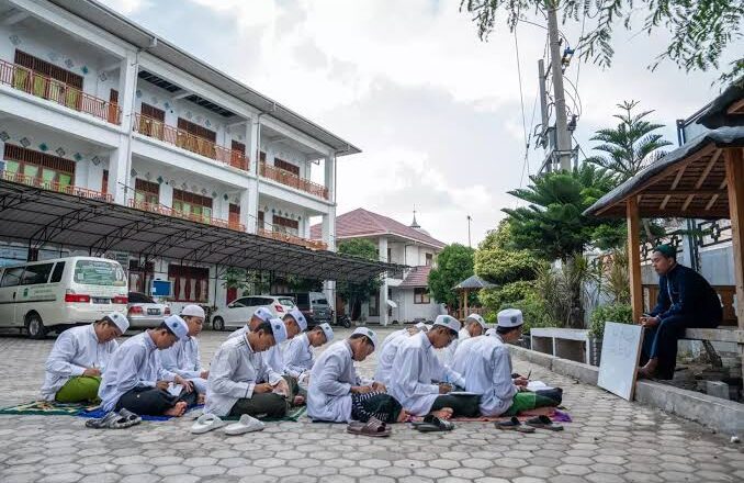 contoh kegiatan santri di pesantren secara umum ( oleh AI )