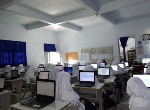 fasilitas apa saja di lingkungan pesantren umunya ( oleh AI )